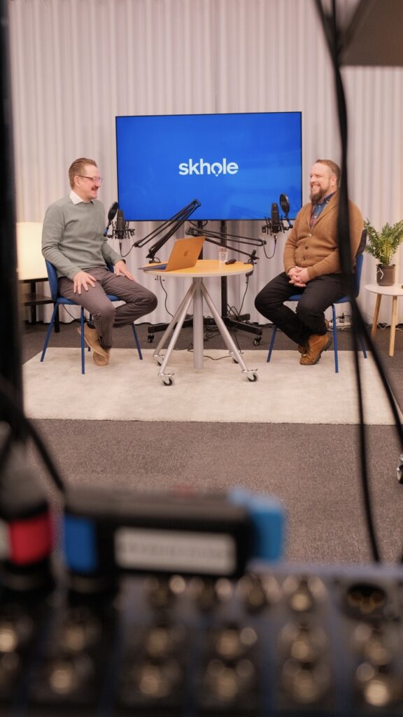 Esiintyjä puhumassa kameralle Skholen koulutuswebinaarissa.